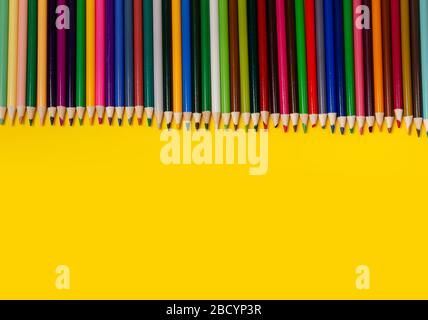 Kopfschuss von Bleistiften auf Papier. Rahmen für Schulbedarf. Flach Stockfoto