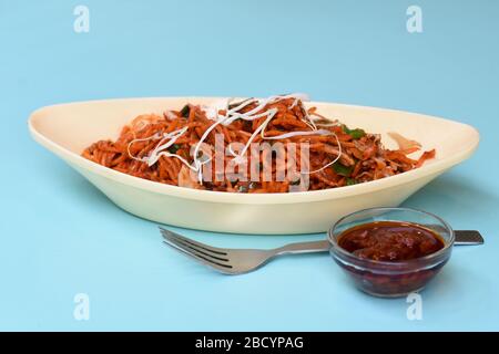 Schezwan-Nudeln oder mandschurische Hakka- oder Gemüseschnudeln oder Chow-Mein ist ein beliebtes indochinesisches Essen, das in einer Schüssel serviert wird. Indische chinesische Küche Stockfoto