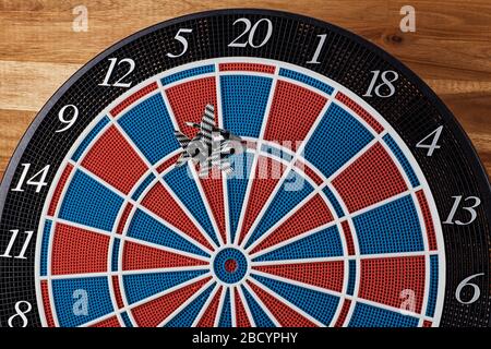 Drei Darts mit einer Kunststoffspitze im Dreifachzwanzigfach eines E-Dart-Boards – Score von 180 Stockfoto