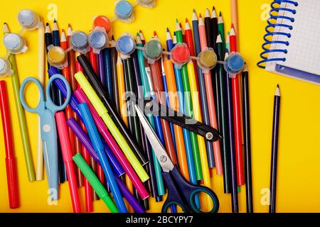 Voller Hintergrund einer bunten Auswahl an Schulartikeln. Stockfoto