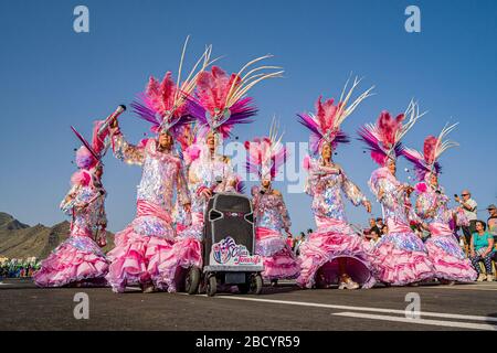 Las Celias de Tenera, eine Gruppe von Männern, die der Sängerin Celia Cruz Tribut zollen und ihre Kostüme während der großen Karnevalsparade präsentieren Stockfoto