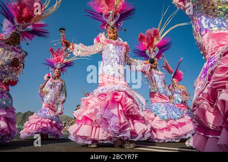 Las Celias de Tenera, eine Gruppe von Männern, die der Sängerin Celia Cruz Tribut zollen und ihre Kostüme während der großen Karnevalsparade präsentieren Stockfoto