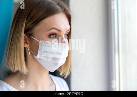 Pfleger oder Arzt mit Gesichtsmaske. Gesundheitswesen, Chirurgie. Nahaufnahme des Porträts junger kaukasischer Frauen Stockfoto