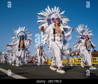 Wunderschön gekleidete Tänzerinnen, die ihre Kostüme während der großen Karnevalsparade präsentieren Stockfoto