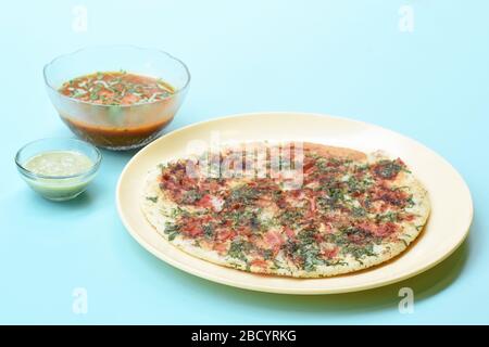 Südindische Küche Uttapam auch bekannt als Ooththappam, Rava Uttapam, Uttapa oder Uthappa ist ein beliebter südindischer köstlicher würziger Frühstückssnack Stockfoto