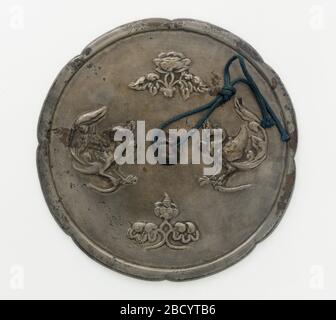 : China; 8. Jahrhundert; Bronze; Diam x D: 15,7 x 1,1 cm; Geschenk von Charles lang Freer Mirror Stockfoto