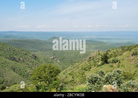 Panorama-Berglandschaften im ländlichen Kenia, Oloroka Mountain Range, Kenia Stockfoto