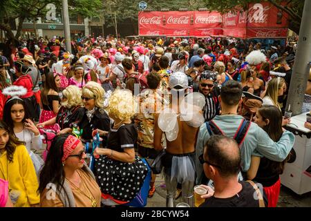 Massen von verkleideten Menschen feiern in den Straßen während des Tages Karneval auf der Plaza del Príncipe de Asturias Stockfoto