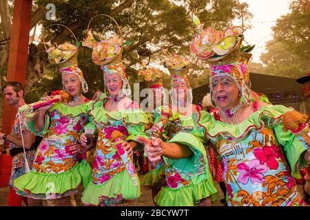 Las Celias de Tenera, eine Gruppe von Männern, die der Sängerin Celia Cruz Tribut zollen, während des Karnevals tagsüber auf den Straßen feiern Stockfoto