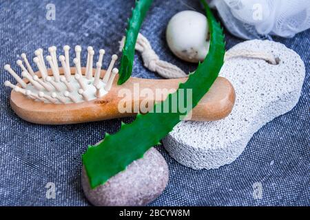 Spa und Badekosmetik mit Aloe Vera. Natürliche Materialien im Bad. Haarbürste aus Holz. Bambuskamm auf dem Schminktisch. Stockfoto