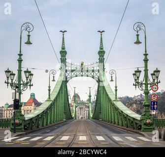 Budapest, Ungarn - die völlig leere Liberty-Brücke (Szabadsag versteckt) an einem ruhigen Morgen ohne Auto, Straßenbahnen und Touristen auf ihr wegen des Coronavs 2020 Stockfoto