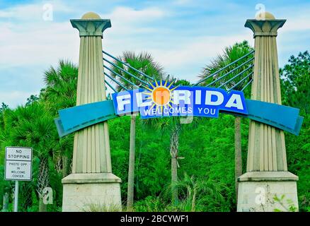 Das Willkommensschild von Florida ist auf der Interstate 10 East, 4. April 2020, in Pensacola, Florida abgebildet. Stockfoto