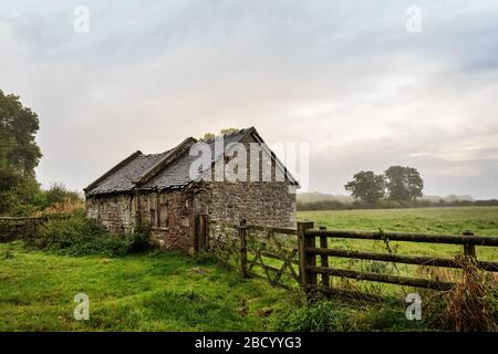 Ein alter Schuppen oder Nebengebäude in der Landschaft von Derbyshire an einem nebligen Morgen Stockfoto