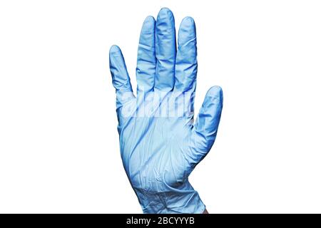 Human Right Hand in blauem medizinischen Handschuh aus Gummi auf weißem Hintergrund isoliert Nahaufnahme, eine Chirurgenhand in Latex-Schutzhandschuh, Arzthand im Handschuh Stockfoto