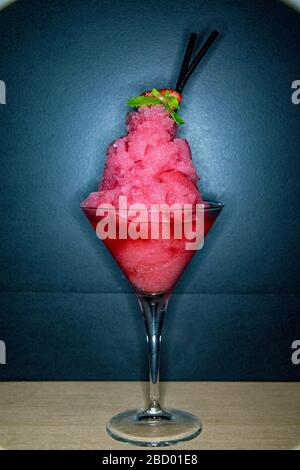 Eine gefrorene Erdbeere Daiquiri in einem martini-Glas präsentiert Stockfoto