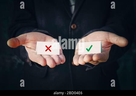 Business man wählen Sie die Wahl. Das Konzept der Wahl der richtigen oder falschen Option. Stockfoto