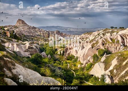 Schloss Uchisar und Taubental am bewölkten Himmel in Kappadokien, Türkei Stockfoto