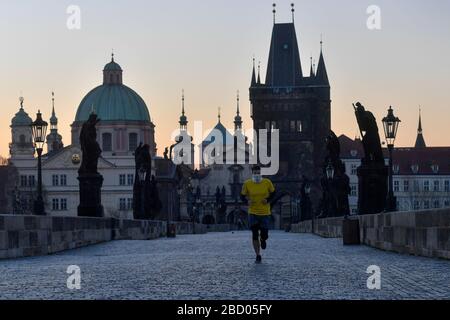 Prag, Tschechien. April 2020. Die Karlsbrücke in Prag, Tschechien, ohne die üblichen Touristenmassen ist am 6. April 2020 zu sehen. Die Regierung hat wegen des weiteren Coronavirus eine freie Personenbewegung in ganz Tschechien verboten. Gutschrift: VIT Simanek/CTK Photo/Alamy Live News Stockfoto