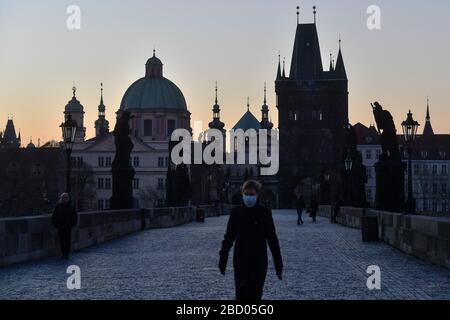 Prag, Tschechien. April 2020. Die Karlsbrücke in Prag, Tschechien, ohne die üblichen Touristenmassen ist am 6. April 2020 zu sehen. Die Regierung hat wegen des weiteren Coronavirus eine freie Personenbewegung in ganz Tschechien verboten. Gutschrift: VIT Simanek/CTK Photo/Alamy Live News Stockfoto