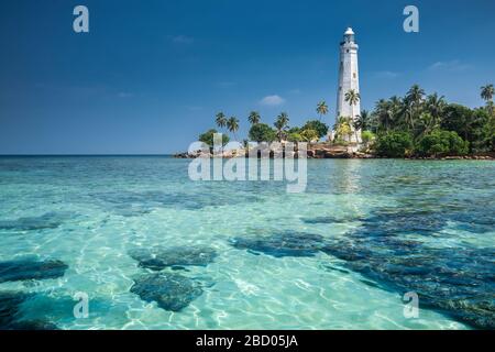 Leuchtturm und schöne Strandlandschaft in Sri Lanka Stockfoto