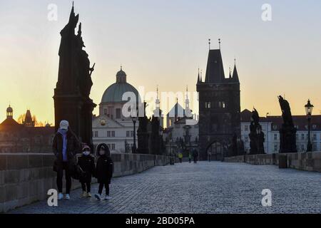 Prag, Tschechien. April 2020. Die Karlsbrücke in Prag, Tschechien, ohne die üblichen Touristenmassen ist am 6. April 2020 zu sehen. Die Regierung hat wegen des weiteren Coronavirus eine freie Personenbewegung in ganz Tschechien verboten. Gutschrift: VIT Simanek/CTK Photo/Alamy Live News Stockfoto