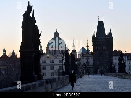 Prag, Tschechien. April 2020. Die Karlsbrücke in Prag, Tschechien, ohne die üblichen Touristenmassen ist am 6. April 2020 zu sehen. Die Regierung hat wegen des weiteren Coronavirus eine freie Personenbewegung in ganz Tschechien verboten. Gutschrift: VIT Simanek/CTK Photo/Alamy Live News Stockfoto