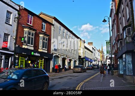 Blick auf die attraktive Monnow Street, Monmouth, eine der Haupteinkaufsstraßen in dieser geschäftigen ländlichen Kreisstadt. Stockfoto