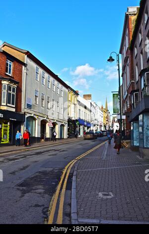 Blick auf die attraktive Monnow Street, Monmouth, eine der Haupteinkaufsstraßen in dieser geschäftigen ländlichen Kreisstadt. Stockfoto