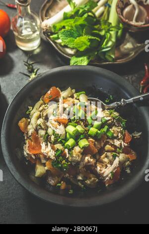 Leckerer Salat mit gegrilltem Gemüse in schwarzer Schüssel. Draufsicht. Nahaufnahme. Gesunde Ernährung Stockfoto