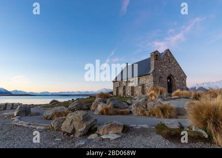 Kirche des guten Hirten bei Sonnenuntergang, Lake Tekapo, Südinsel, Neuseeland Stockfoto