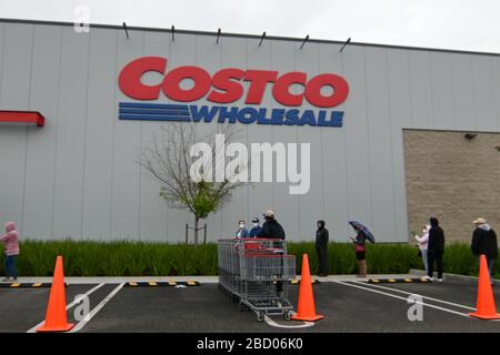 Die Leute warten vor einem Großhandel in Costco, der sich früh öffnete, um den Käufern zu bieten, die im zuge der Coronavirus-Pandemie, Samstag, 4. April 2020, in Eastvale, Kalifornien, USA, aufstehen. (Foto von IOS/Espa-Images) Stockfoto