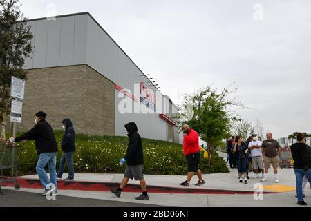 Die Leute warten vor einem Großhandel in Costco, der sich früh öffnete, um den Käufern zu bieten, die im zuge der Coronavirus-Pandemie, Samstag, 4. April 2020, in Eastvale, Kalifornien, USA, aufstehen. (Foto von IOS/Espa-Images) Stockfoto