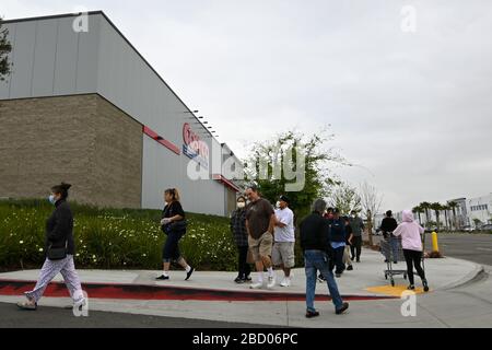 Die Leute warten vor einem Großhandel in Costco, der sich früh öffnete, um den Käufern zu bieten, die im zuge der Coronavirus-Pandemie, Samstag, 4. April 2020, in Eastvale, Kalifornien, USA, aufstehen. (Foto von IOS/Espa-Images) Stockfoto