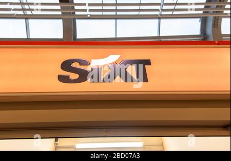 BERLIN - 15. APR: Sixt-Logo oder Sixt mieten am 15. April ein Autosign in Berlin. 2019 in Deutschland. Es handelt sich um einen multinationalen Autovermieter Stockfoto