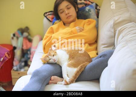 Fauler sonntag, faule Katze auf fauler Frau auf der faulen Couch liegend Stockfoto