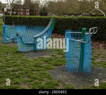 London UK Montag, 6. April 2020 da die Regeln der sozialen Distanzierung eingehalten wurden, wurde Sutton Park verpflichtet, alle seine Trainingsgeräte auf freiem Gelände sowie den Spielplatz Paul Quezada-Neiman/Alamy Live News zu vertuschen Stockfoto