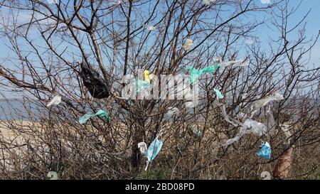 April 2020, Region Odessa, Ukraine, Osteuropa: Coronavirus (COVID-19) trägt zur Verschmutzung bei, da ausrangierte Gesichtsmasken städtische Parks und Straßen der Stadt mit Kunststoff und anderem Müll übertrumten. Ökologische Umweltverschmutzung. (Bild: © Andrey Nekrasov/ZUMA Draht) Stockfoto