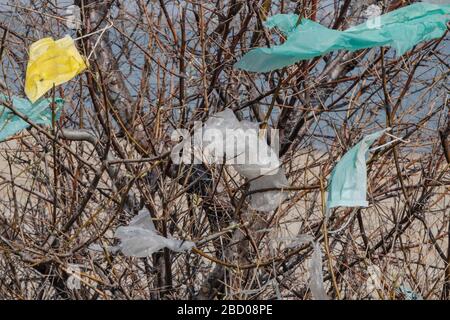 April 2020, Region Odessa, Ukraine, Osteuropa: Coronavirus (COVID-19) trägt zur Verschmutzung bei, da ausrangierte Gesichtsmasken städtische Parks und Straßen der Stadt mit Kunststoff und anderem Müll übertrumten. Ökologische Umweltverschmutzung. (Bild: © Andrey Nekrasov/ZUMA Draht) Stockfoto