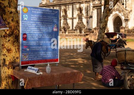 Corona-Krise: Plakat mit Warnungen und Ratschlägen in der Nähe eines Tempelkomplexes in Bagan, Myanmar Stockfoto