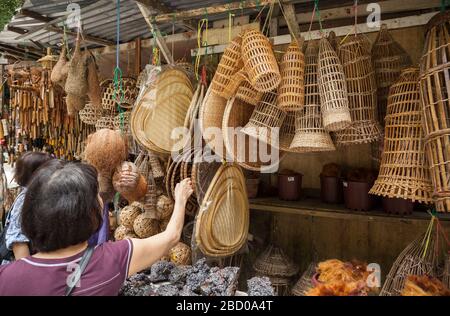 Touristen, die Korbkörbe, Malaysia, inspizieren Stockfoto