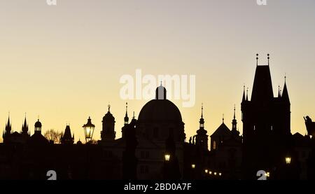 Prag, Tschechien. April 2020. Der Sonnenaufgang über die Karlsbrücke in Prag, Tschechien, ohne die üblichen Touristenmassen ist am 6. April 2020 zu sehen. Die Regierung hat wegen des weiteren Coronavirus eine freie Personenbewegung in ganz Tschechien verboten. Kredit: Michaela Rihova/CTK Foto/Alamy Live News Stockfoto