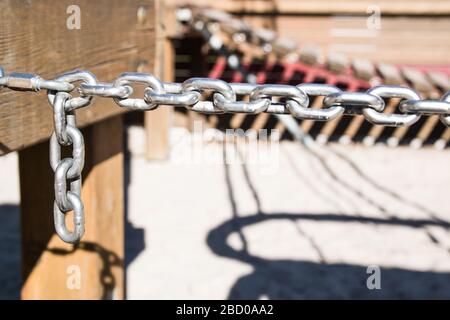 Metallkette in Sonnentag auf dem Sportplatz. Sportkonzept. Stockfoto