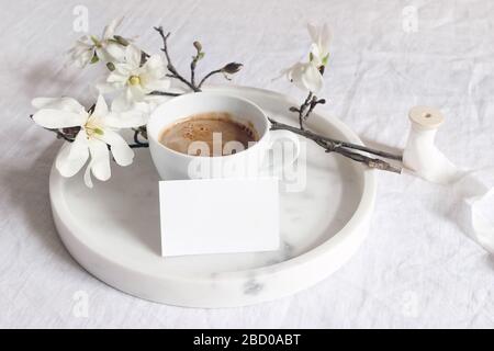 Frühlingshochzeit Stilllebensszene. Business, Platzieren Sie Kartenmockup, Marmortablett, Tasse Kaffee. Feminines Foto im Vintage-Stil. Blumenapposition mit Stern Stockfoto