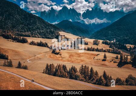 Blick auf die Landschaft auf das Tal der Fünen St. Magdalena oder Santa Maddalena im Nationalpark Puez odle oder Geisler. In Den Bergen, In Südtirol. Lage Bolz Stockfoto