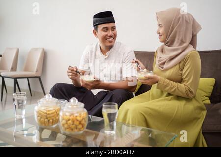 Asiatisches Paar muslim genießen zusammen das Essen, das am Abend zusammen das Fasten bricht Stockfoto