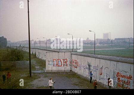 Blick über die Berliner Mauer in der Nähe des Potsdamer Platzes, Oktober 1980, West-Berlin, Westdeutschland Stockfoto