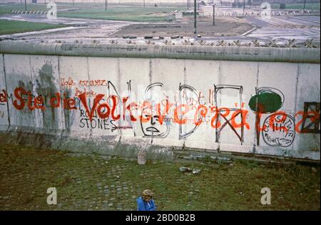 Blick über die Berliner Mauer in der Nähe des Potsdamer Platzes, Oktober 1980, West-Berlin, Westdeutschland Stockfoto