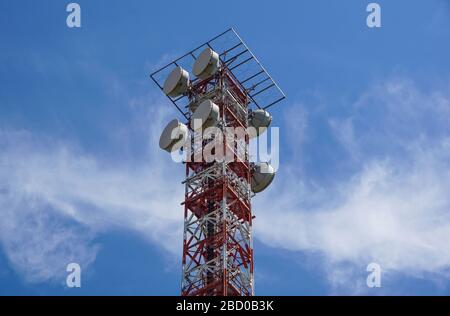 Fernmeldeturm mit Sonnenlicht. Dient zur Übertragung von Fernsehsignalen. Stockfoto