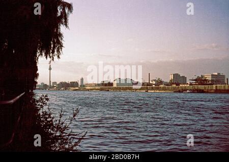 Blick über die Spree von West-Berlin, Oktober 1980, Ost-Berlin, DDR Stockfoto