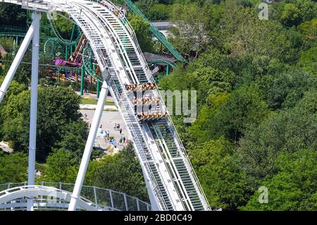 Junge Leute schreien während einer Fahrt auf der Achterbahn Stockfoto